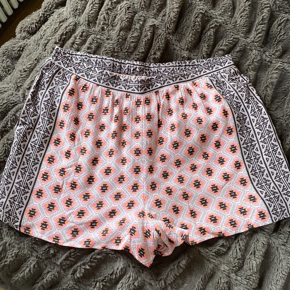BEACH soft Shorts neutral pink Aztec print! Flowy shorts size large
